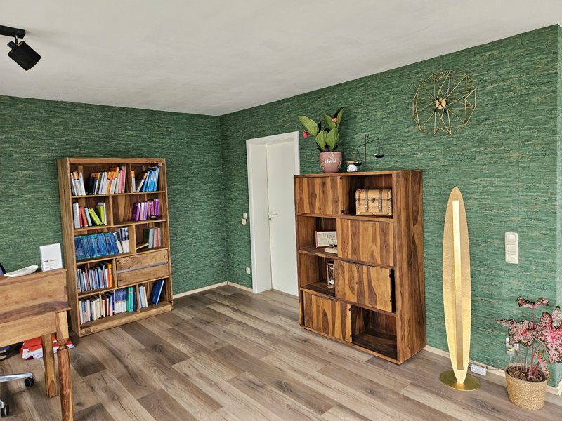 Arbeitsraum mit Bücherregal